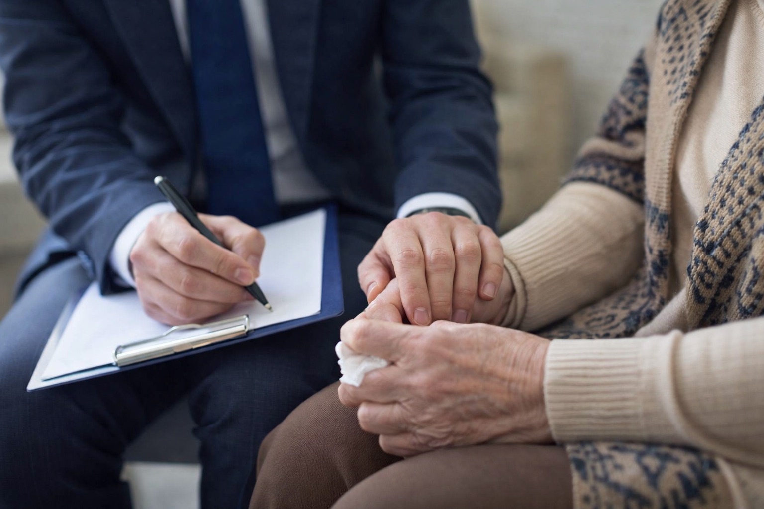 Yaşlı bir ihtiya&ccedil; sahibiyle konuşan avukat resmi